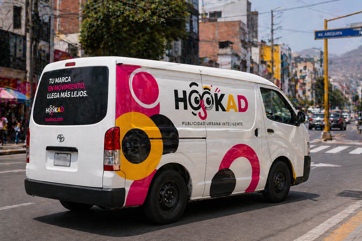 Furgón urbano con publicidad HookAd